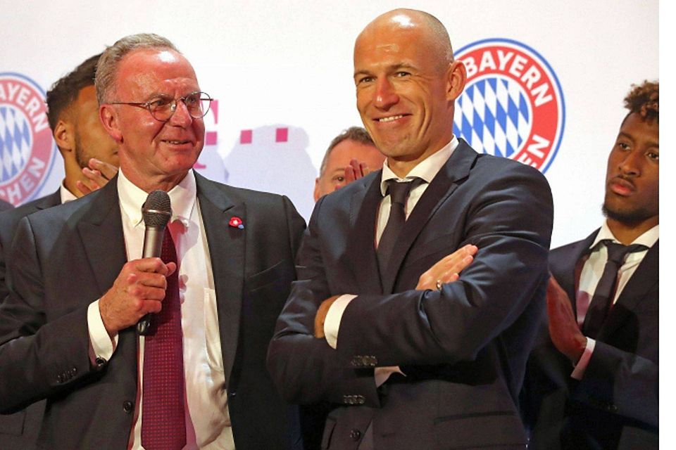 Karl-Heinz Rummenigge kann sich Arjen Robben (r.) als Trainer beim FC Bayern vorstellen. mis