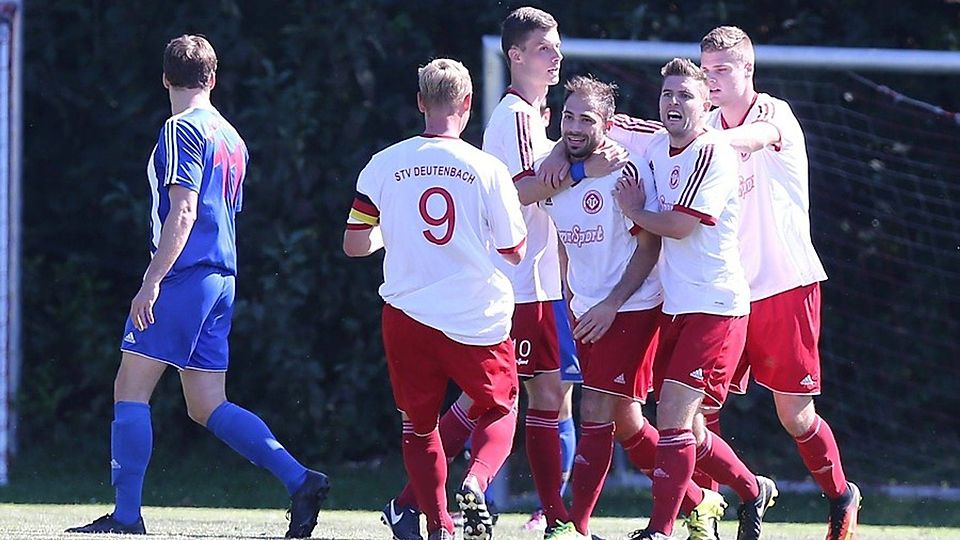 Siegtorschütze: Vincenzo Romeo (Mitte) traf für die Deutenbacher zum 1:0 im Kirchweih-Derby gegen den FC Stein. F: Zink