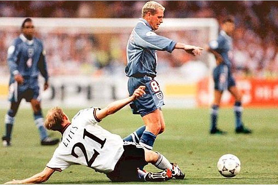 EM-Halbfinale 1996: Dieter Eilts (liegend) grätscht Englands  Paul Gascoigne ab. Heute arbeitet der Ostfriese als Leiter der Jugendschule von Werder Bremen. Imago/dpa