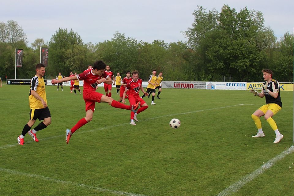Davis Süß (links) erzielte das vorentscheidende 3:2 des TSV Offingen gegen den SV Neuburg.