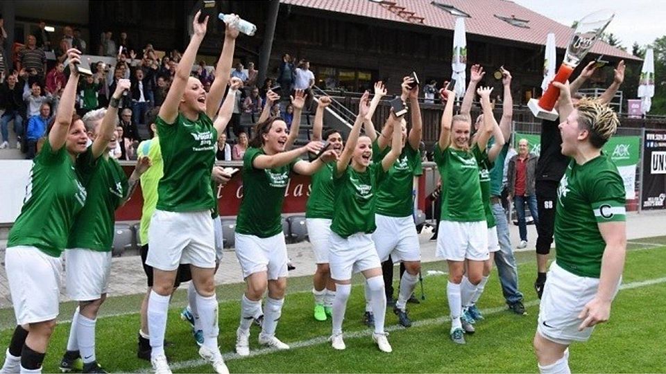 Die Fußballerinnen des SV Hegnach II feiern den Bezirkspokalsieg. F: Sellmaier