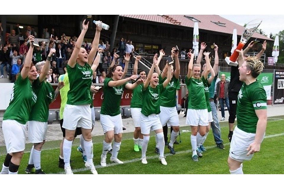 Die Fußballerinnen des SV Hegnach II feiern den Bezirkspokalsieg. F: Sellmaier