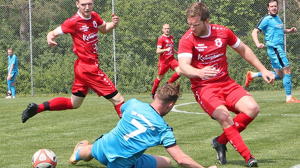 Die Kleinaitinger, hier Alexander Heider (rotes Trikot) gegen Adrian Zaglowek, blieben gegen den TSV Königsbrunn obenauf. 