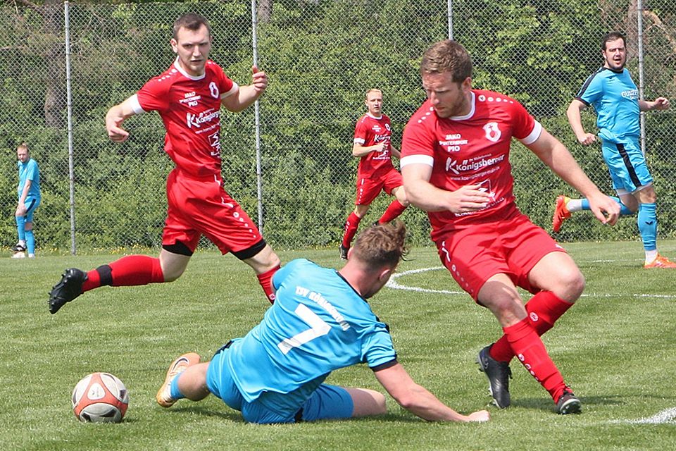 Die Kleinaitinger, hier Alexander Heider (rotes Trikot) gegen Adrian Zaglowek, blieben gegen den TSV Königsbrunn obenauf. 