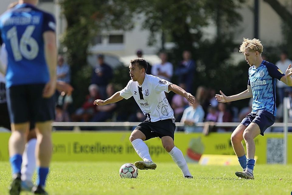 Jonas Kummer(weißes Trikot) spielt auch in der kommenden Saison für den FC Eddersheim und will auch im Rückspiel beim Hünfelder SV gewinnen.