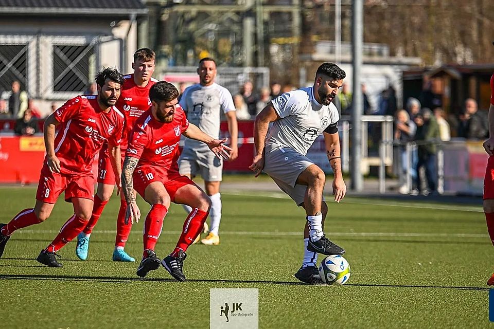 Bayhoca (am Ball) hier noch im Trikot des FC Bottrop.