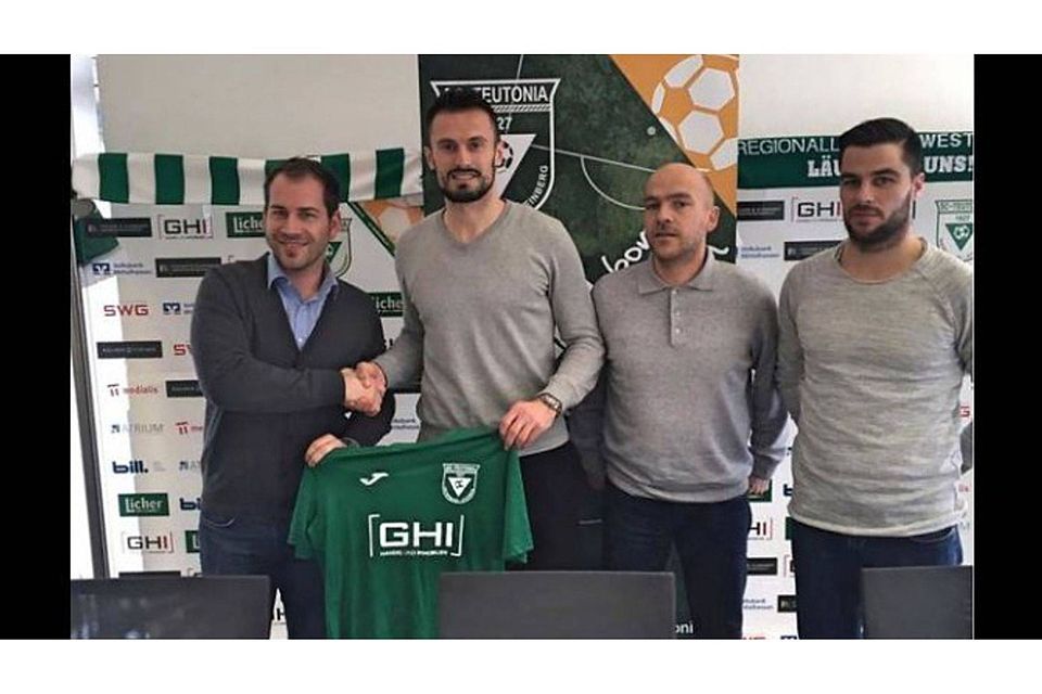 (Von links nach rechts):Teutonia-Abteilungsleiter Andreas Heller, Neuzugang Marin Vidosevic, Trainerteam Stefan Hassler und Gino Parson. Foto: SC Teutonia Watzenborn-Steinberg