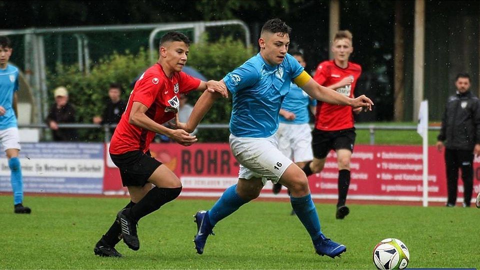 Der Freiberger Kapitän Anton Lendl (blaues Trikot) bescherte mit seinem Siegtreffer den Turniersieg für den SGV Freiberg - und wurde später zum Spieler des Turniers gewählt.