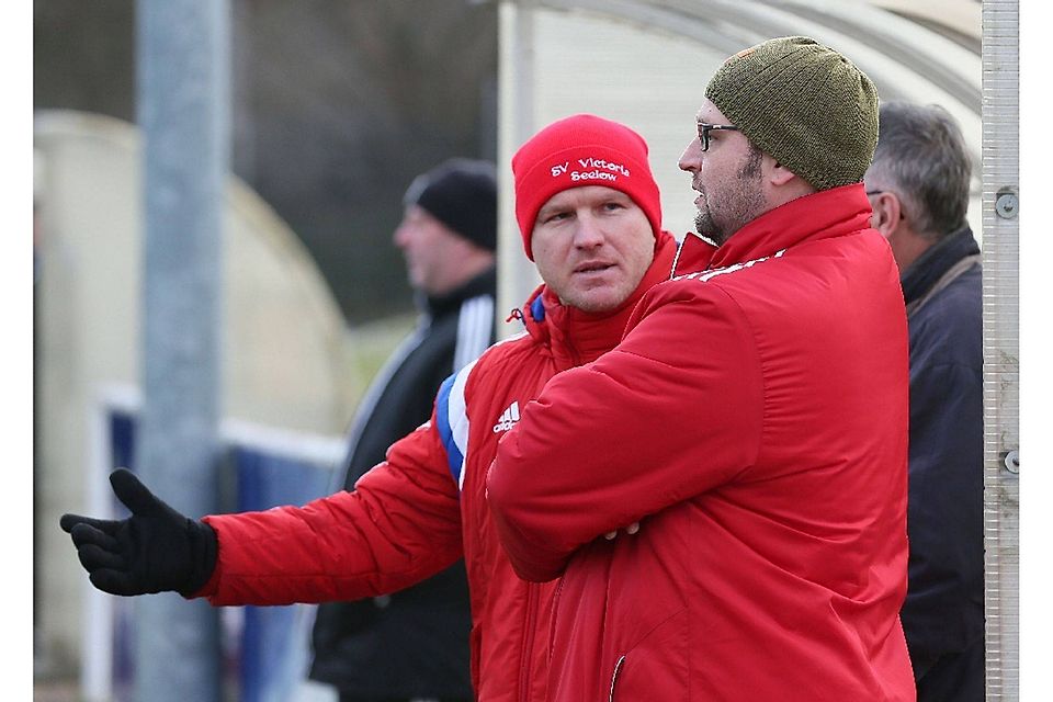 Schau her - ein glückliches Händchen: Seelows Cheftrainer Robert Fröhlich mit seinem Co Ronny Pesch.  ©MOZ/Udo Plate