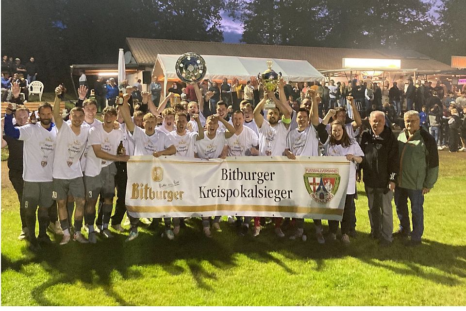 Zwei Mal Meister und nun der Pokalsieg: Die SG Ayl freut sich über das Triple und ließ es nach dem Elfmeterkrimi gegen den SV Irsch II mächtig krachen.