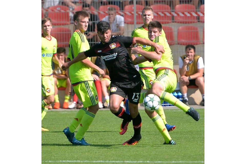 Platz da: Güven Yalcin (Mitte) beweist derzeit immer wieder Durchsetzungsvermögen. Zum 4:0-Sieg der Leverkusener U-19-Elf gegen den MSV Duisburg steuert er zwei Treffer bei.  Foto: Uli Herhaus