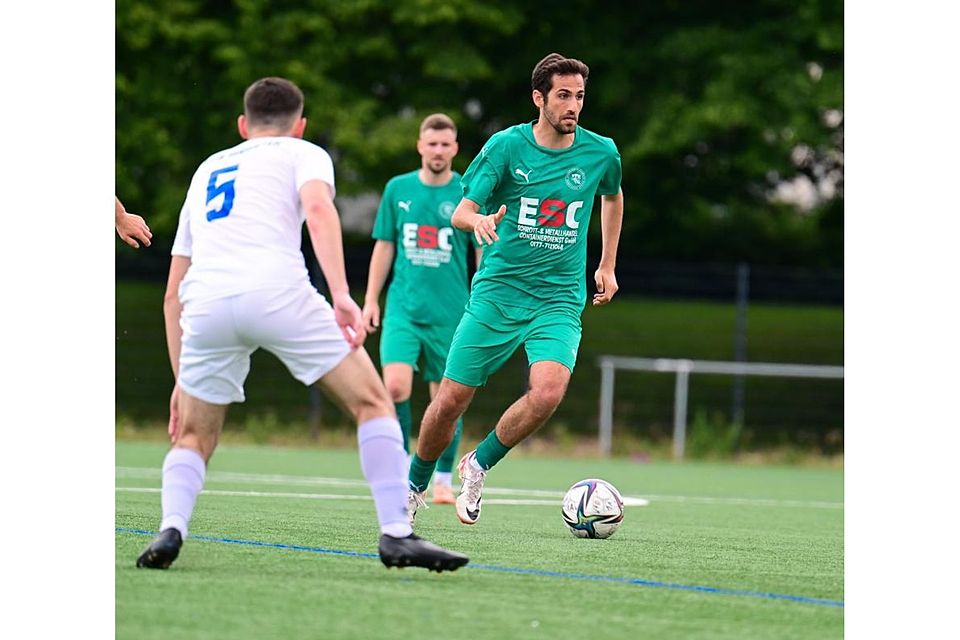 Die Groß-Gerauer Gruppenliga-Fußballer mit Christoph Haddad (am Ball) und Pascal Wicht (hinten) erwarten nach dem 4:0 gegen den SV Münster (Milan Mrdja) zum Saisonabschluss nun im Relegations-Halbfinale den 1. FC Langen. Foto: Uwe Krämer Die Groß-Gerauer Gruppenliga-Fußballer mit Christoph Haddad (am Ball) und Pascal Wicht (hinten) erwarten nach dem 4:0 gegen den SV Münster (Milan Mrdja) zum Saisonabschluss nun im Relegations-Halbfinale den 1. FC Langen. Foto: Uwe Krämer