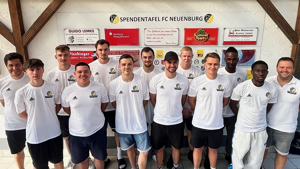 Diese Akteure kamen beim FC Neuenburg für ein gemeinsames Foto zusammen (Namen im Text). 