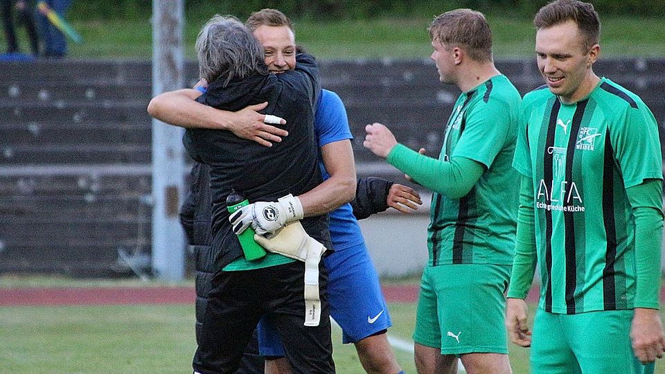 Nach dem Abpfiff herzten die Spieler des FC Weiden-Ost ihren scheidenden Trainer Josef Dütsch.