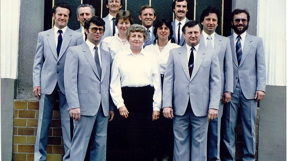 Hier die Führungsriege 1987: Seitdem er 19 Jahre alt ist, gehört Huber Hans (hinten, 4. v. r.) zur Vorstandschaft der SpVgg Pleinting.