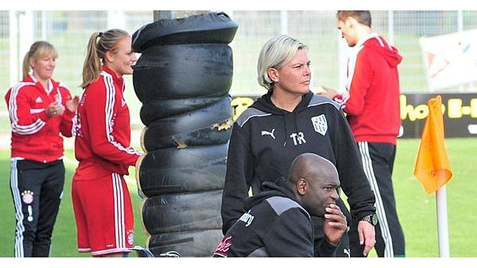 Während sich  im Hintergrund Bayern-Trainer Thomas Wörle und seine Ersatzspielerinnen freuen, schauen Tanja Schulte und Luc Diamesso skeptsich in die Zukunft. BjÃ¶rn LichtfuÃŸ