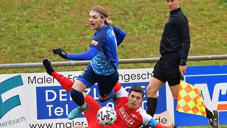 Aus dem Tritt ist der FC Denzlingen (oben Karl-Luis Dees im Duell mit dem Elzacher Adriano Volk) in der Verbandsliga geraten.