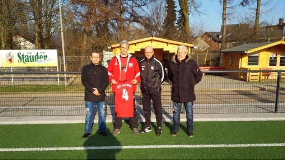 Auf dem Foto von links nach rechts: 1.Geschäftsführer Michael Klein, Neuzugang Tim Broschwig, Trainer Günter Ermels, Fussballobmann Horst Patro; F: SV Leithe