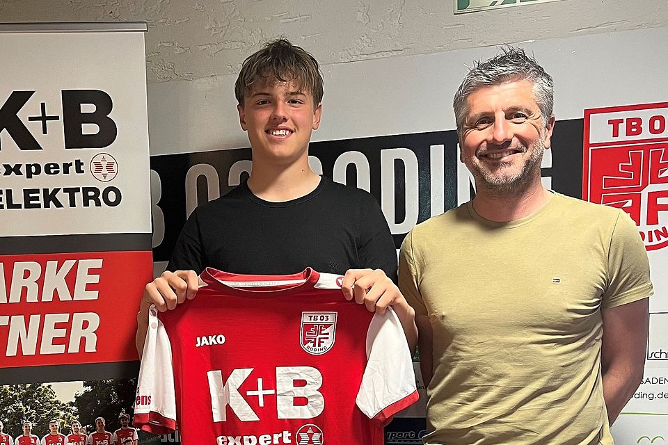 Sportlicher Leiter Christian Fleischmann (rechts) präsentiert mit Finn Mißlinger den nächsten Neuzugang.