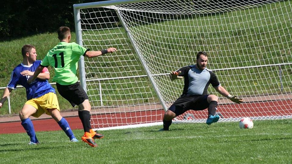 In seinem Element: Nach der Verletzung von Stammkeeper Sven Lehne hat Marvin Ehrig im Kasten des FC Burgsolms mit starken Leistungen auf sich aufmerksam gemacht.	Foto: Fichtner