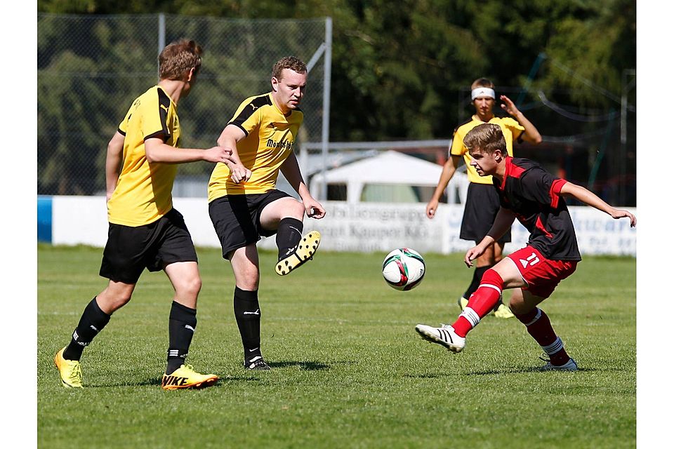 Der TSV Trebgast (gelbe Trikots) setzte sich bei der zweite Mannschaft des Sportring Bayreuth mit 5:1 durchF: Kolb