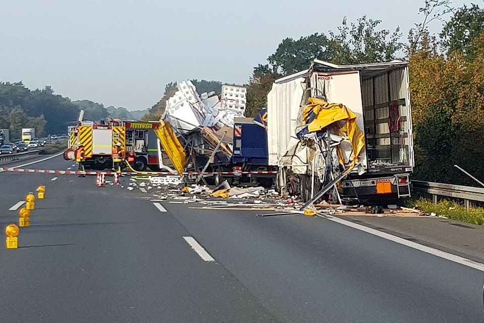 24. September 2019: Zwei LKW sind auf der A2 ineinandergekracht. Den hinteren steuerte Fußballer Vidoje Matic. 