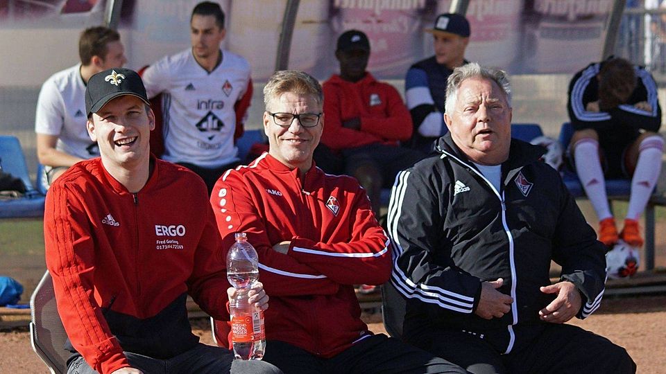 Haben gut lachen: das Trainerteam der zweiten Mannschaft vom 1.FC Frankfurt nach dem Einzug in Pokal-Achtelfinale.