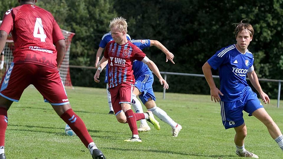Jonas Kabus (mitte) und der SC Weiche Flensburg 08 II haben ein rasantes und glückliches Finish gegen den TuS Jevenstedt.