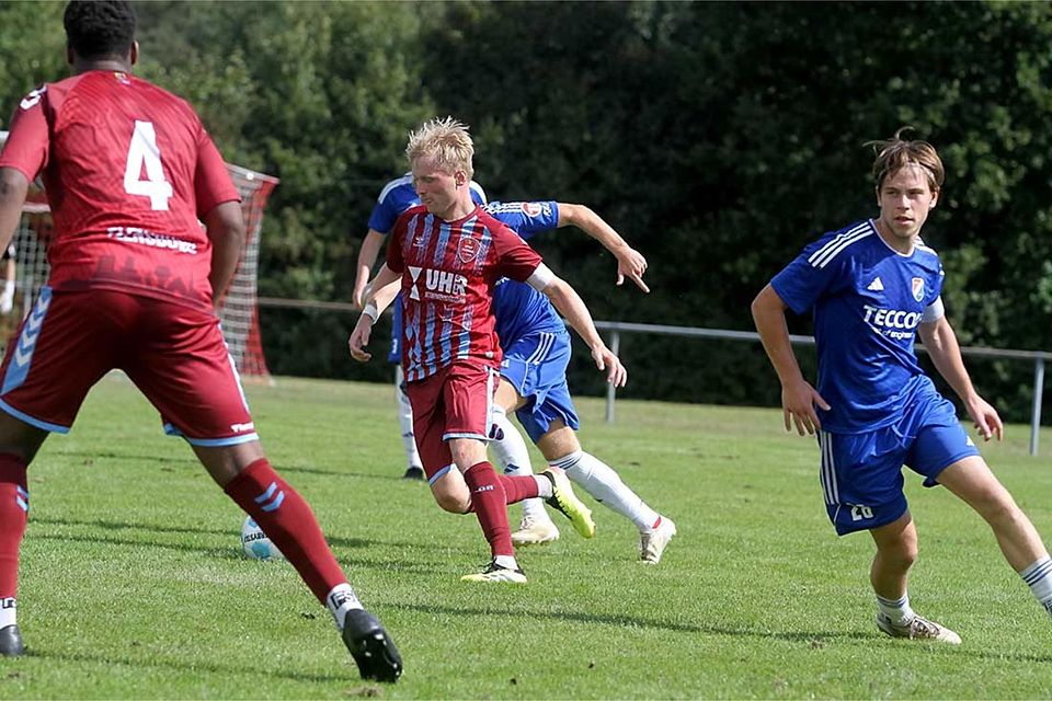 Jonas Kabus (mitte) und der SC Weiche Flensburg 08 II haben ein rasantes und glückliches Finish gegen den TuS Jevenstedt.