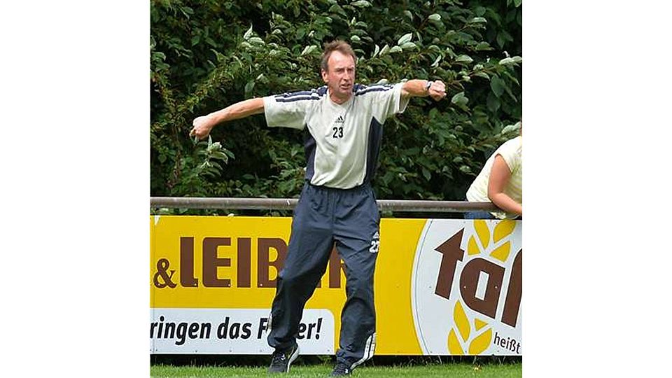 MIt Leib und Seele auf der Riester Trainerbank: Josef Buschemöhle. Foto: Rolf Kamper