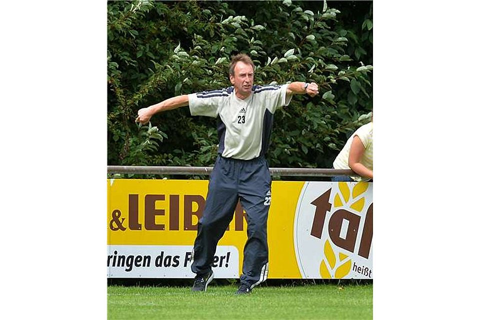 MIt Leib und Seele auf der Riester Trainerbank: Josef Buschemöhle. Foto: Rolf Kamper