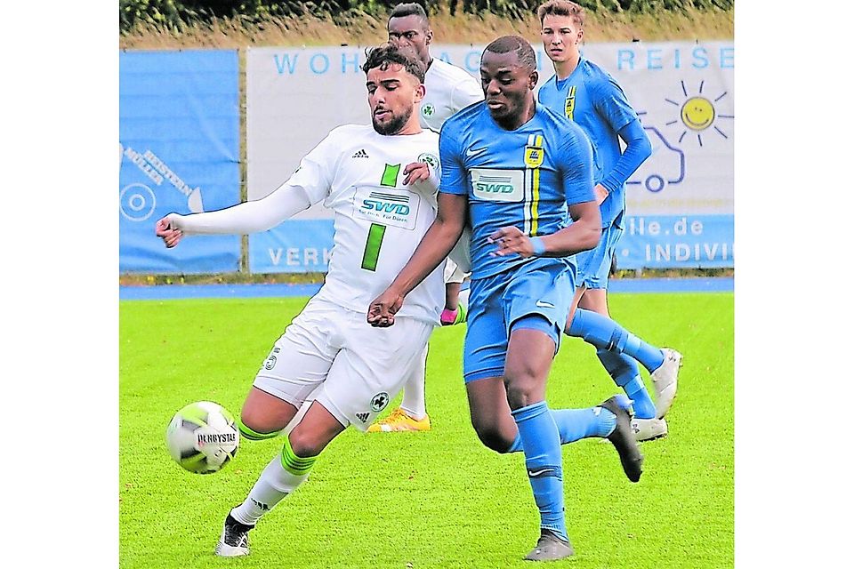 Duellierten sich: Viktorias Innenverteidiger Jalil Tahir (weiß) und Joseph Mbuyi, Stürmer des 1. FC Düren. 