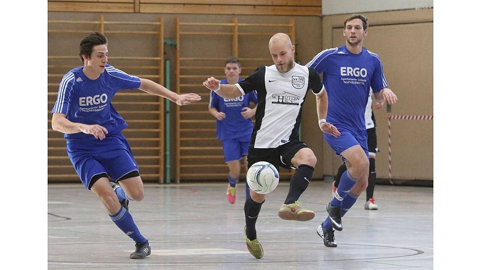 Der SV Bondorf (weiß) setzte sich im Halbfinale mit 3:0 gegen den VfL Oberjettingen durch  GB-Foto: Bäuerle