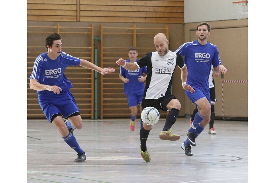 Der SV Bondorf (weiß) setzte sich im Halbfinale mit 3:0 gegen den VfL Oberjettingen durch  GB-Foto: Bäuerle