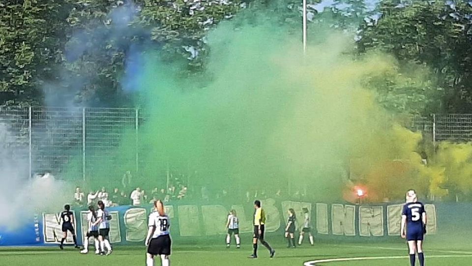 Pyro, Rauch, Gesang: Viel Stimmung erlebten die Poinger Frauen beim Spiel in München.