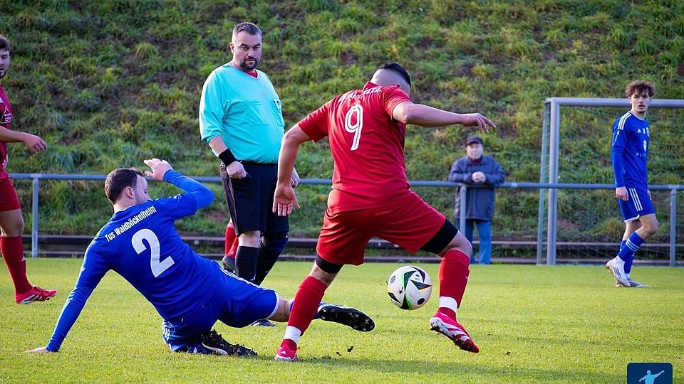 Heißer Tanz: Waldböckelheims Torschütze Michael Klein (links) grätscht gegen SG-Torjäger Serdar Yildiz um dem Ball. 