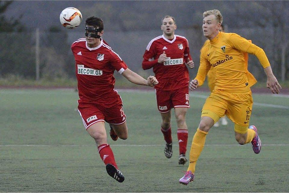 Innenverteidiger Marvin Steiger (links, im Hintergrund André Kreuer) hat trotz Maske den Ball im Blick.