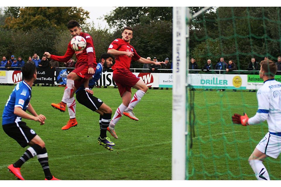 Der Ausgleich: Paderborns Kapitän Ahmet Aydincan trifft in dieser Szene per Kopf zum 2:2. Marcel Salokat hatte die U23 des SC Paderborn 07 in der ersten Halbzeit in Führung gebracht. F: Heinemann