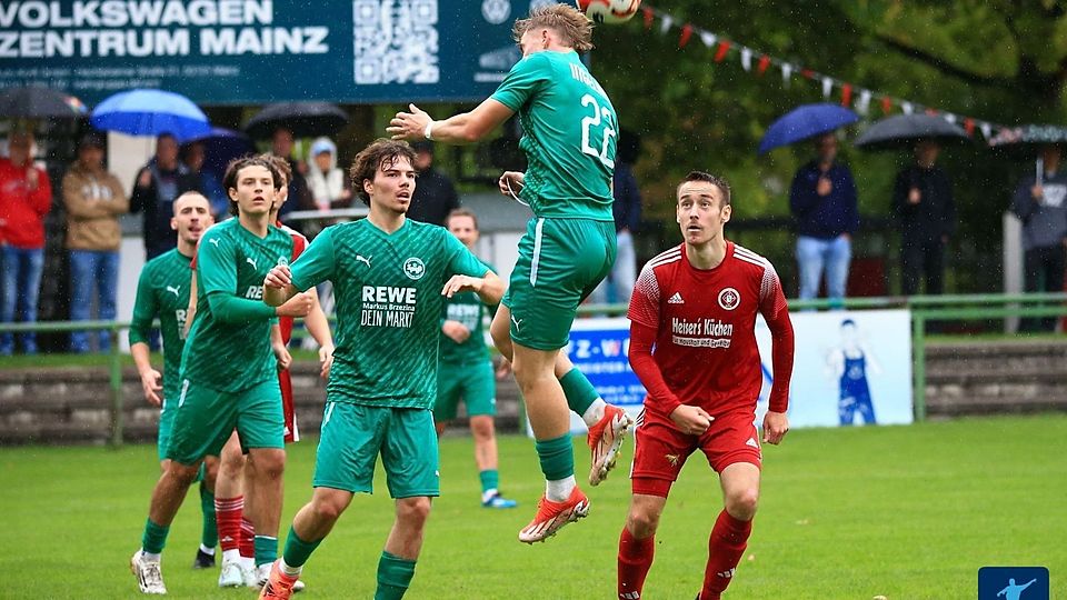 Luca Kurth steigt beim Landesliga-Spiel gegen den SVW Mainz zum Kopfball. Treffen die Mannschaften in derselben Spielklasse auch in der kommenden Saison aufeinander? 