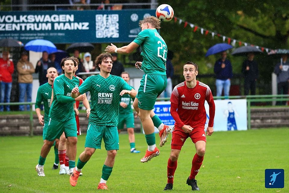 Luca Kurth steigt beim Landesliga-Spiel gegen den SVW Mainz zum Kopfball. Treffen die Mannschaften in derselben Spielklasse auch in der kommenden Saison aufeinander? Luca Kurth steigt beim Landesliga-Spiel gegen den SVW Mainz zum Kopfball. Treffen die Mannschaften in derselben Spielklasse auch in der kommenden Saison aufeinander?