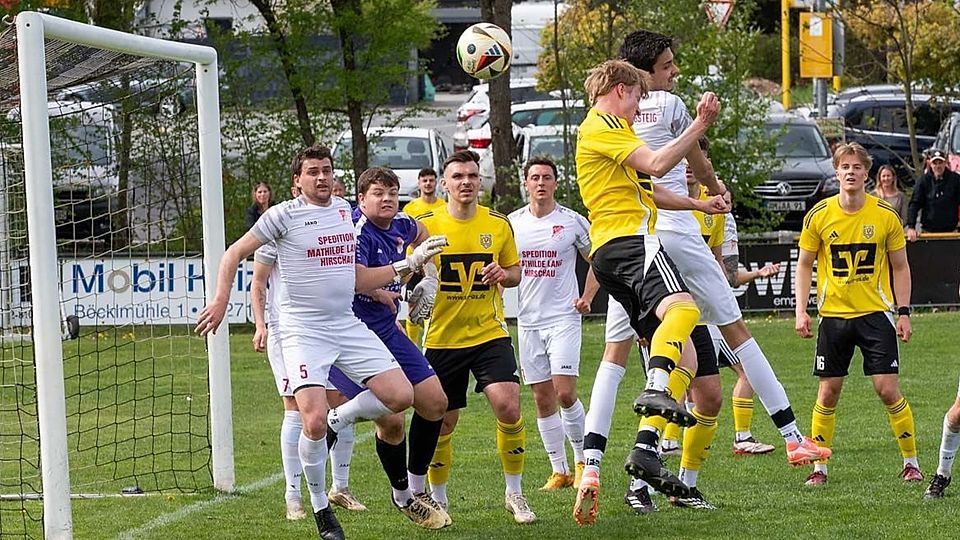Jetzt ist klar: Der SV Inter Bergsteig Amberg (weiße Trikots) geht in die Abstiegsrelegation.