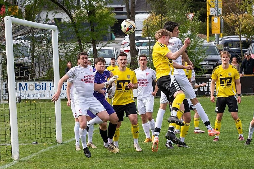 Jetzt ist klar: Der SV Inter Bergsteig Amberg (weiße Trikots) geht in die Abstiegsrelegation.