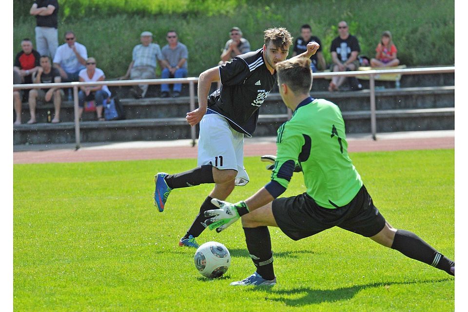 Der SV Penzendorf (schwarz) schafft den Sprung auf Platz zwei und darf in die Relegation. F: Robert Schmitt