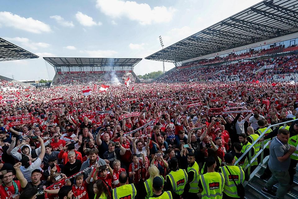 Fans von Rot-Weiss Essen fluten den Rasen nach dem Aufstieg im Stadion an der Hafenstraße.