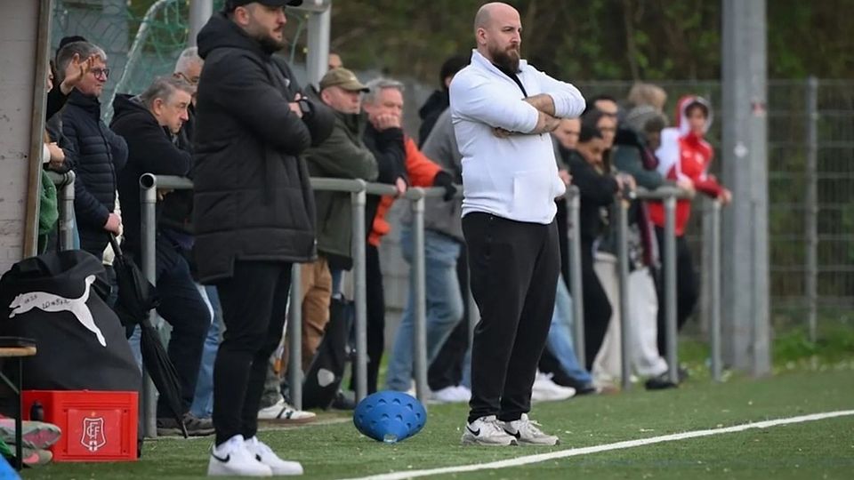  Trainer kommen, Trainer gehen beim Freiburger FC, hier die Besetzung im Landesligaspiel gegen den Bahlinger SC II: vorne links Raphael Heitzler, rechts Kevin Bächle | Foto: Claus G. Stoll