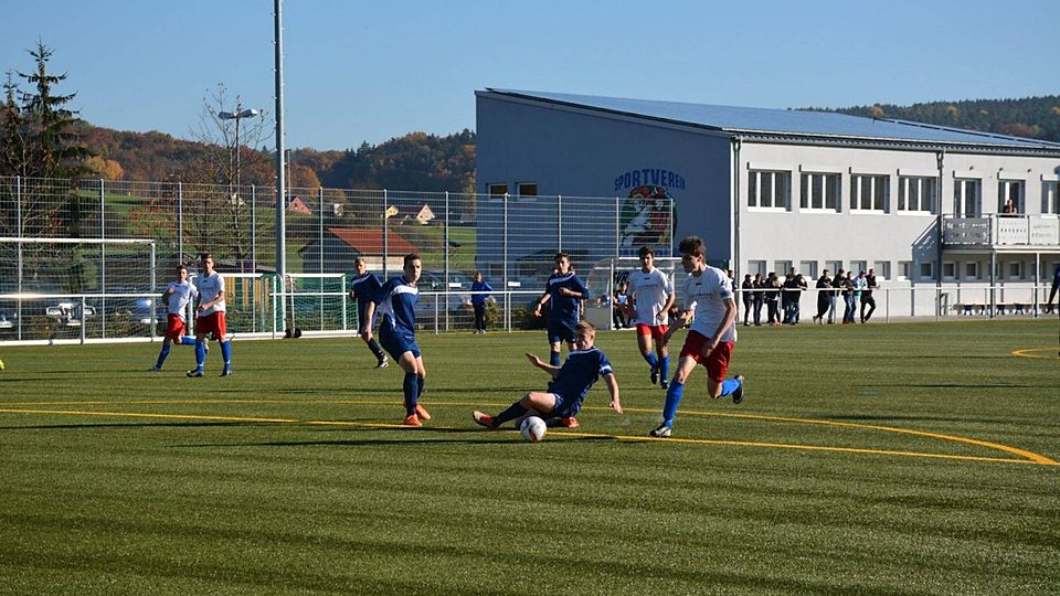 Der SV Raigering (in weiß) muss am Wochenende in Schirmtz gewinnen, sonst droht der Abstieg aus der Kreisliga schon nach Ende der Qualifikationsrunde F: Beck