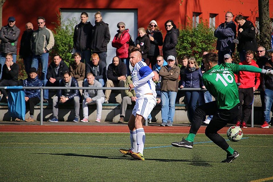 Der Moment des Unglücks: Niklaas Seifarth schießt Lukas Bianchini zum 0:2 an. Foto: Marco Ritzki