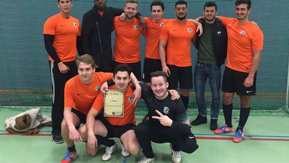 Vorjahressieger FC Adlersaal strebt am Dreikönigstag den dritten Hallentitel in Folge an.