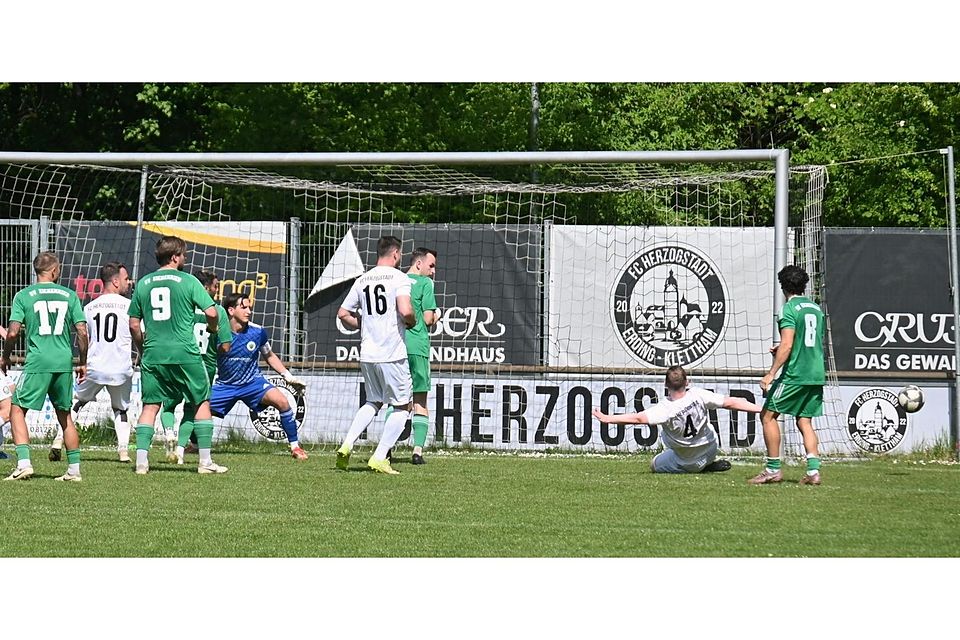 Dicke Chance für Herzogstadt: Martin Ferlisch (Nr. 4) grätscht rein, verpasst aber den Ball am langen Pfosten – sehr zur Erleichterung der Eichenrieder um Torwart Taygun Yildiz.