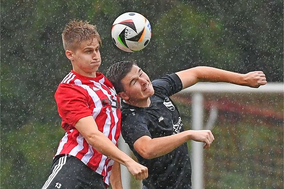 Tom Jehle von der Spvgg. Andelsbach (links) liefert sich ein Kopfballduell mit dem Bergalinger Niklas Exposito Gallardo.  | Foto: Gerd Gründl